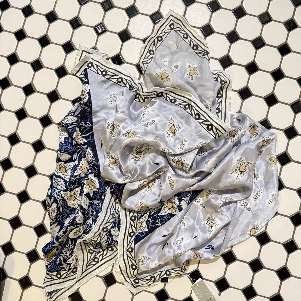 Taihu snow silk Elegant Floral Scarf in Blue and White - Picture 2 of 8